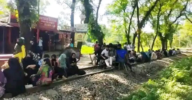 রেলপথের ওপর বসে আছেন বাকৃবি শিক্ষার্থীরা